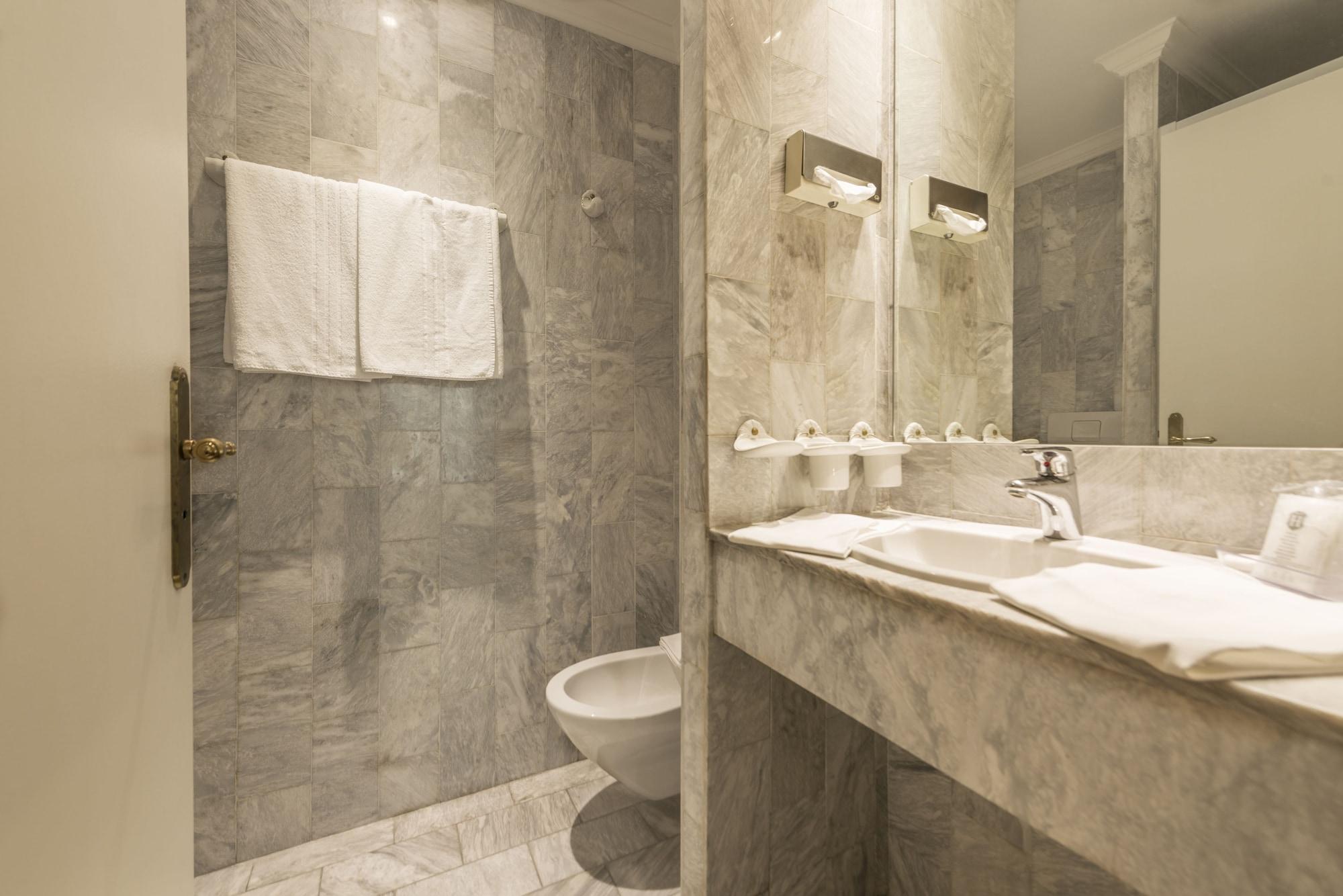 Ambassador-Monaco Hotel Екстериор снимка