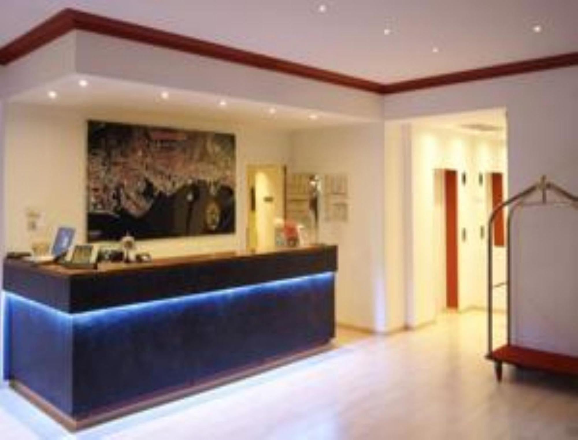 Ambassador-Monaco Hotel Интериор снимка