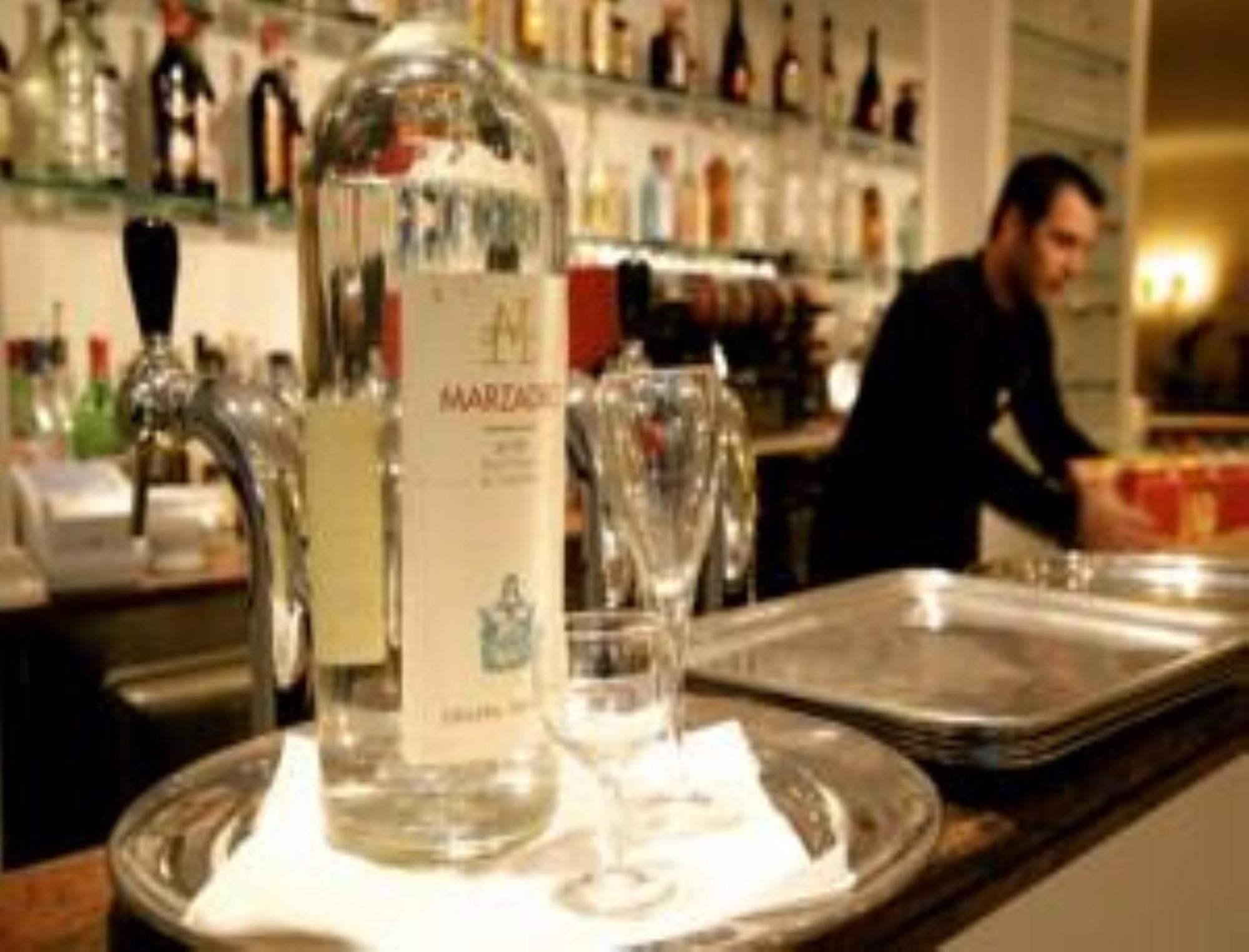Ambassador-Monaco Hotel Ресторант снимка