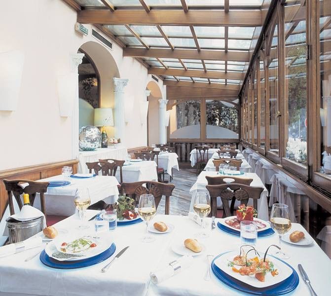 Ambassador-Monaco Hotel Ресторант снимка