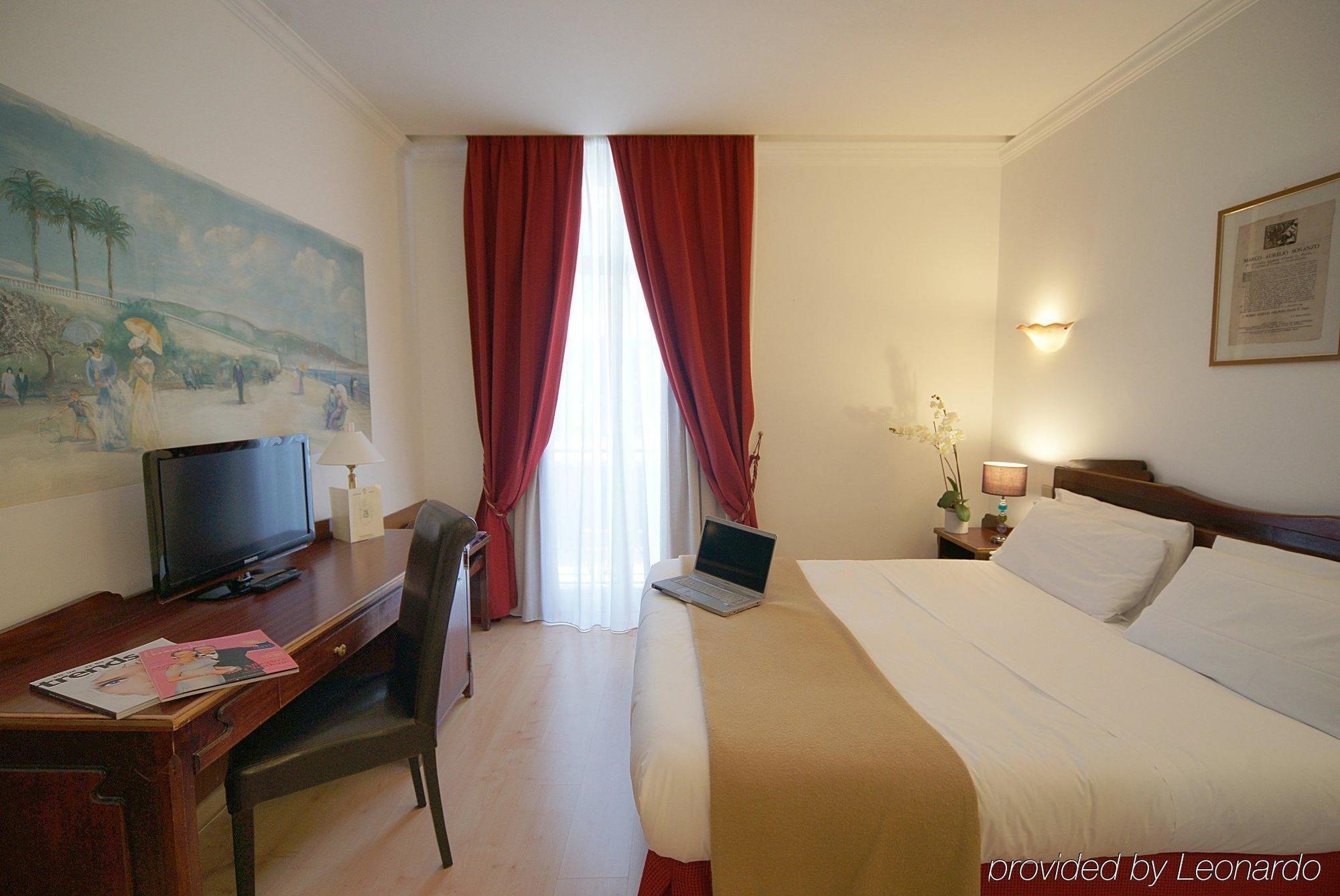 Ambassador-Monaco Hotel Стая снимка